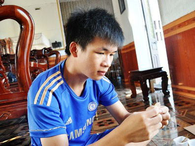 Cậu sinh viên Nguyễn Văn Quang bên tác phẩm của mình.