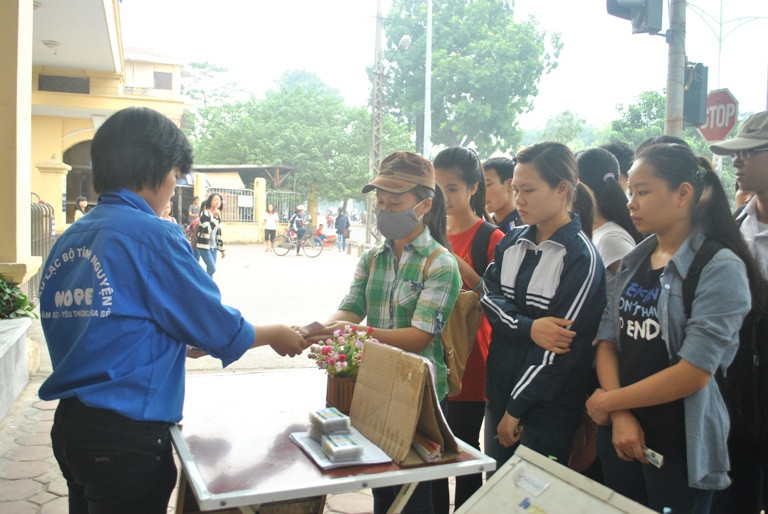 Phát phiếu mua cơm cho các bạn sinh viên 