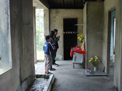 Lập bàn thờ cúng bái trong biệt thự ma. Lập bàn thờ cúng bái trong biệt thự ma