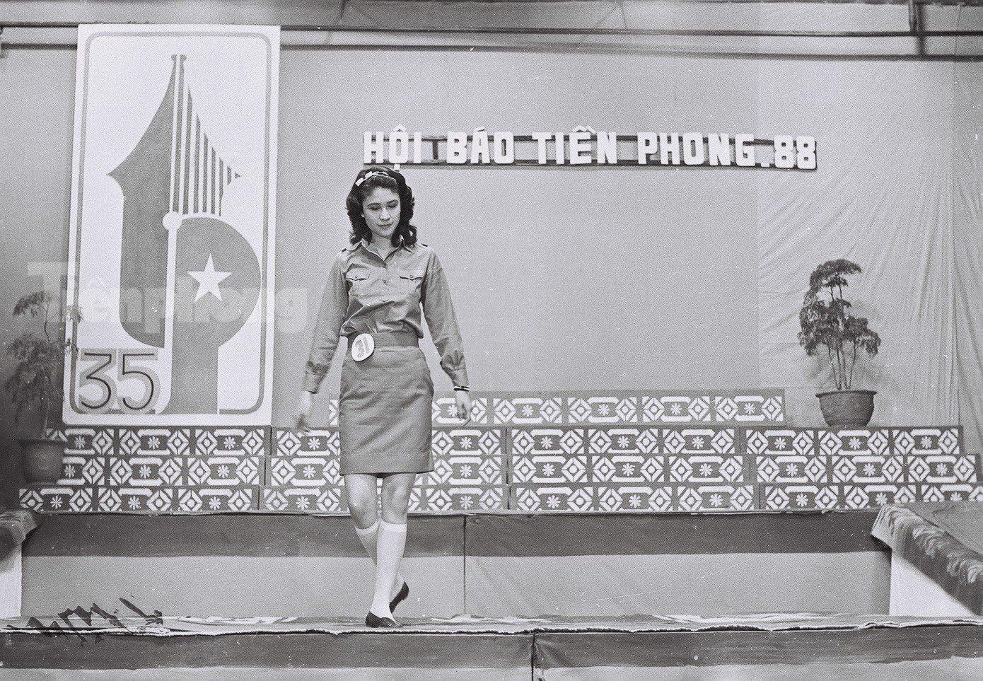 Thí sinh Nguyễn Thu Mai gây ấn tượng trong cuộc thi Hoa hậu hội báo Tiền Phong 1988. Ảnh: Phạm Yên. Thí sinh Nguyễn Thu Mai gây ấn tượng trong cuộc thi Hoa hậu hội báo Tiền Phong 1988. Ảnh: Phạm Yên.