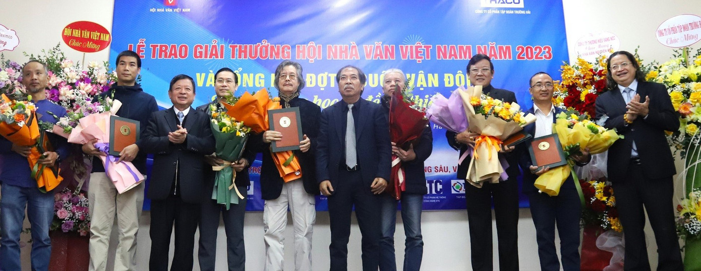 Vụ trưởng Vụ Văn hóa văn nghệ, Ban Tuyên giáo T.Ư (bìa phải) và các đại biểu trao giải cho các tác giả đạt Giải thưởng Hội Nhà văn Việt Nam năm 2023. Ảnh: Nguyễn Đình Trung. Vụ trưởng Vụ Văn hóa văn nghệ, Ban Tuyên giáo T.Ư (bìa phải) và các đại biểu trao giải cho các tác giả đạt Giải thưởng Hội Nhà văn Việt Nam năm 2023. Ảnh: Nguyễn Đình Trung.