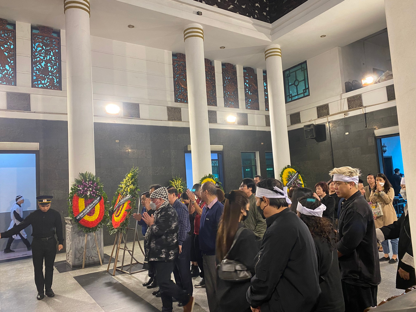 Gia đình, bạn bè đồng nghiệp nức nở tiễn biệt á hậu Thu Mai. Ảnh: Thúy Ngọc. Gia đình, bạn bè đồng nghiệp nức nở tiễn biệt á hậu Thu Mai. Ảnh: Thúy Ngọc.