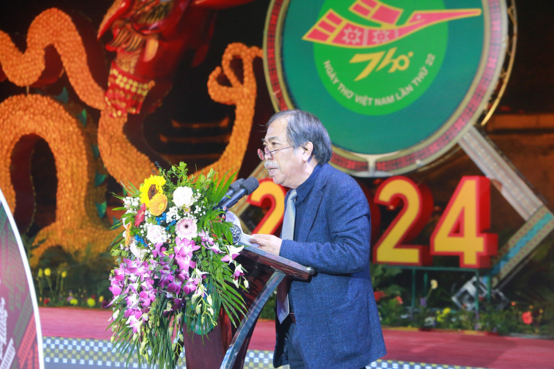 Đúng 19h, chương trình đêm thơ bắt đầu, NSND Thúy Mùi đọc bài thơ Rằm tháng giêng của Chủ tịch Hồ Chí Minh. Nhà thơ Nguyễn Quang Thiều - Chủ tịch Hội Nhà văn Việt Nam - nhấn mạnh dân tộc Việt Nam đã làm nên một nền văn hóa lâu đời và kỳ vĩ và thơ ca chính là một trong những vẻ đẹp huyền diệu góp phần làm nên nền văn hóa ấy.