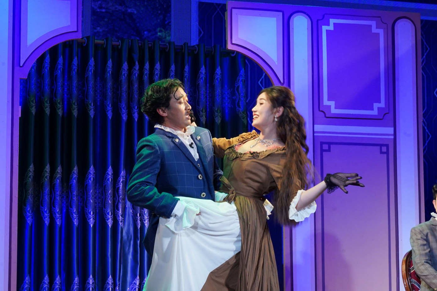 Hồng Phúc và Mai Duyên tung hứng trong nhiều phân cảnh bi hài.