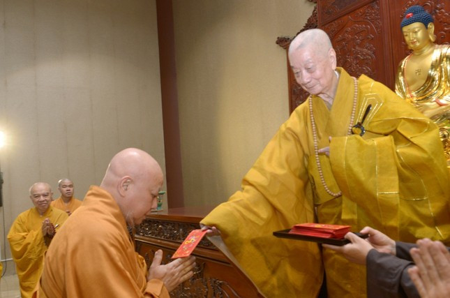 Đức Pháp chủ Thích Trí Quảng khuyên các phật tử thực hành đúng chính pháp, truyền thống của Phật giáo Việt Nam về cầu an, tụng kinh Dược sư. Ảnh: Bảo Toàn.
