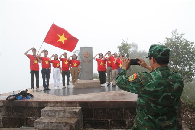 Cột mốc A Pa Chải - một trong những điểm du khách muốn chinh phục khi đến Điện Biên.