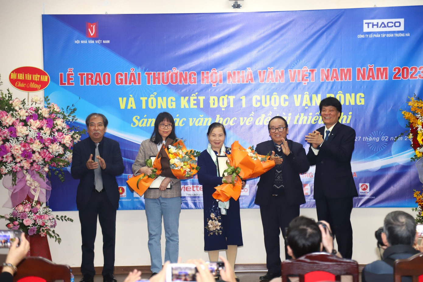 Trao hai giải Nhì trong đợt 1 cuộc vận động sáng tác về đề tài thiếu nhi. Ảnh: Nguyễn Đình Trung. Trao hai giải Nhì trong đợt 1 cuộc vận động sáng tác về đề tài thiếu nhi. Ảnh: Nguyễn Đình Trung.