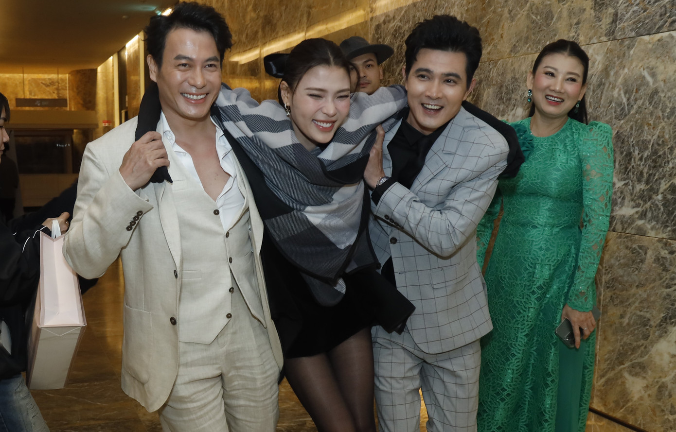 Đồng nghiệp dìu Thúy Diễm dự ra mắt phim. Đồng nghiệp dìu Thúy Diễm dự ra mắt phim.