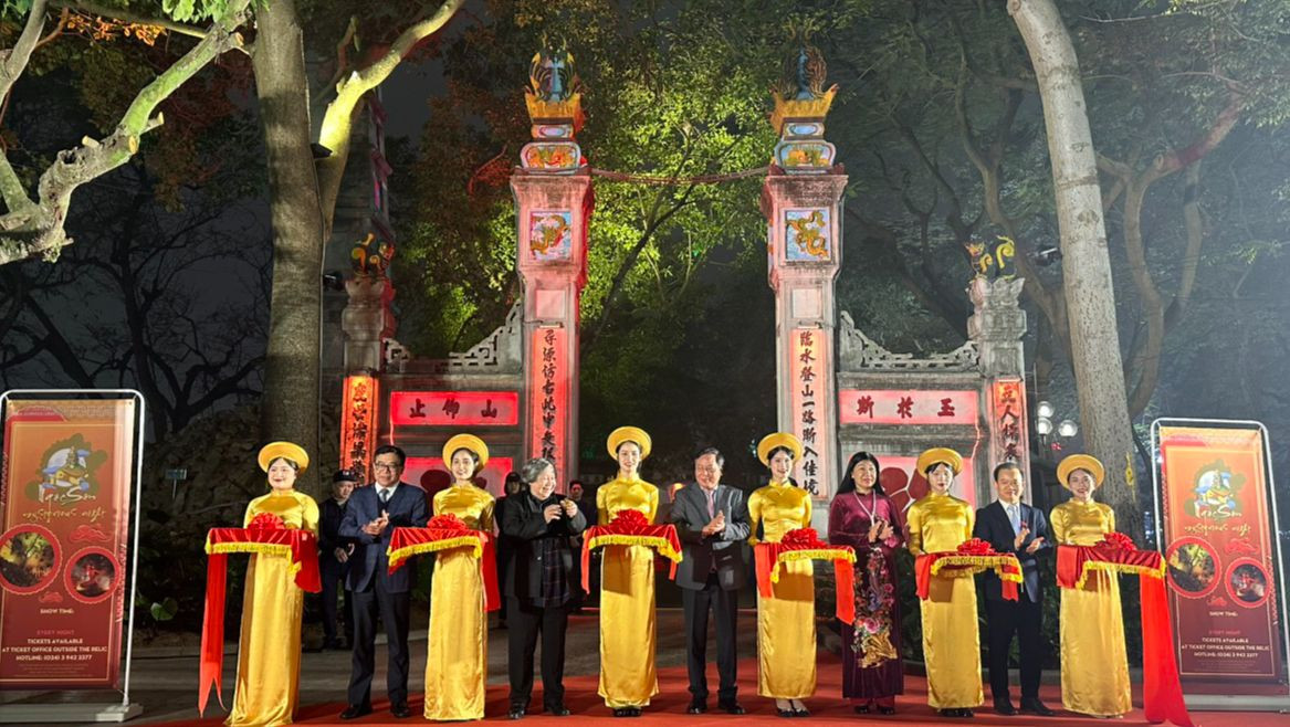 Phó Bí thư Thành ủy Hà Nội Nguyễn Văn Phong và các đại biểu cắt băng khai trương sản phẩm tour đêm tại đền Ngọc Sơn.
