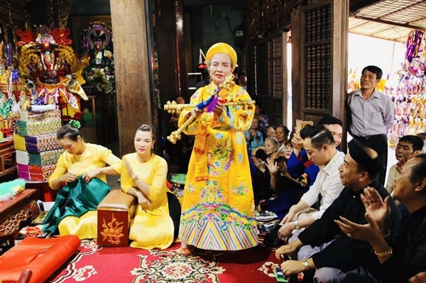 Đại lão đồng đền Trần Thị Duyên góp công gìn giữ, truyền dạy tín ngưỡng thờ Mẫu. Đại lão đồng đền Trần Thị Duyên góp công gìn giữ, truyền dạy tín ngưỡng thờ Mẫu.