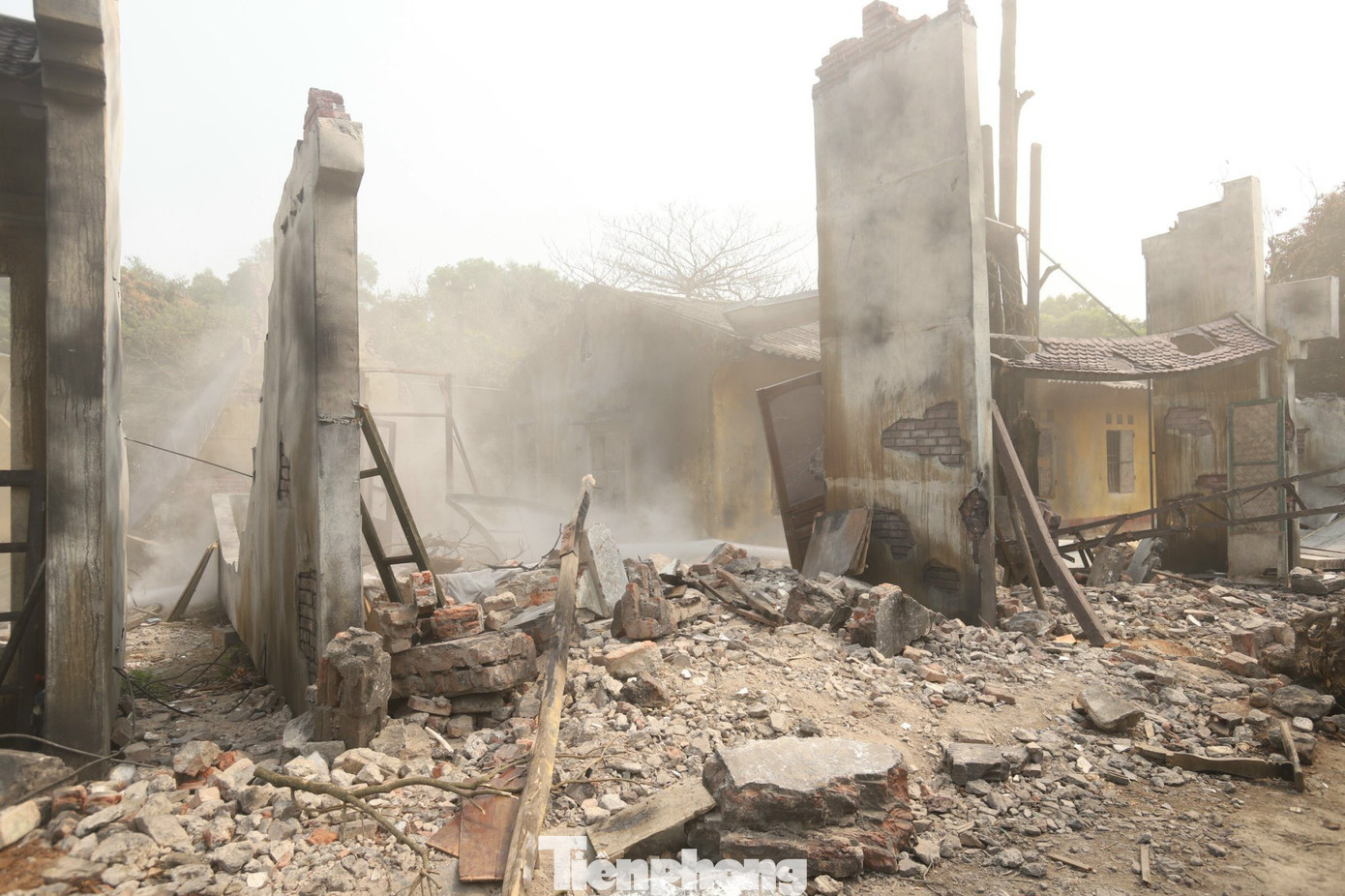 "Người Hà Nội vì yêu mảnh đất, con phố, ao ước độc lập nên ai cũng sẵn sàng vào cuộc chiến. Sự kiện 60 ngày đêm gợi nhớ nhiều đến hình ảnh những người dân đem đồ đạc trong nhà ra chặn những con phố làm chiến lũy”, đạo diễn Phi Tiến Sơn kể.