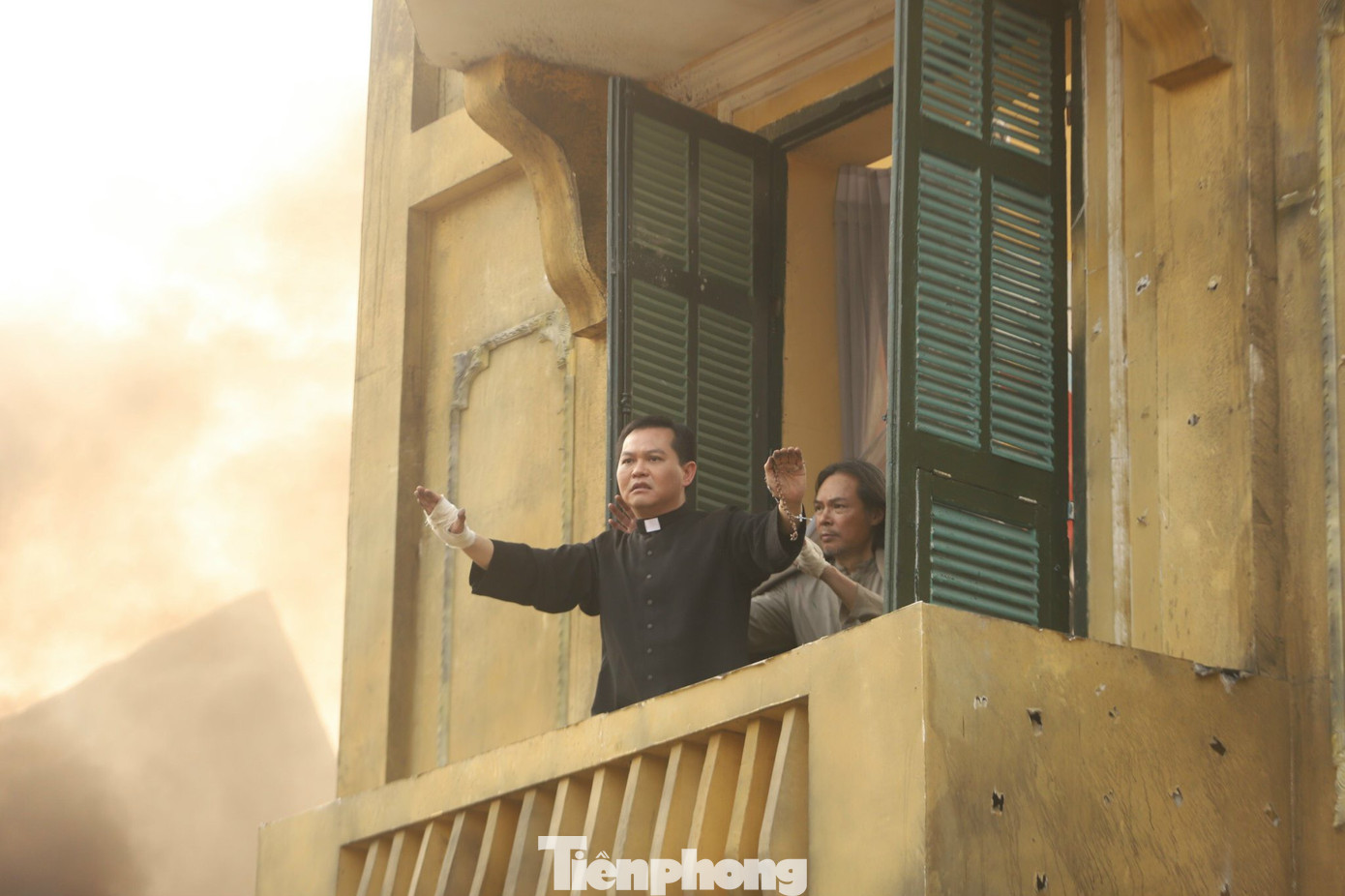 NSND Trung Hiếu vận bộ trang phục cha xứ. Anh đứng trên tầng 2 một tòa nhà, mở tung cánh cửa ra ban công hét lớn bằng tiếng Pháp: “Ne tirez pas! Ne tirez pas, s’il vous plait”. Lời thoại tiếng Pháp kêu gọi ngừng bắn này chỉ là một trong số câu thoại tiếng Pháp trong phim, đòi hỏi sự đầu tư tập luyện và sự kiên nhẫn để vượt thử thách của diễn viên.