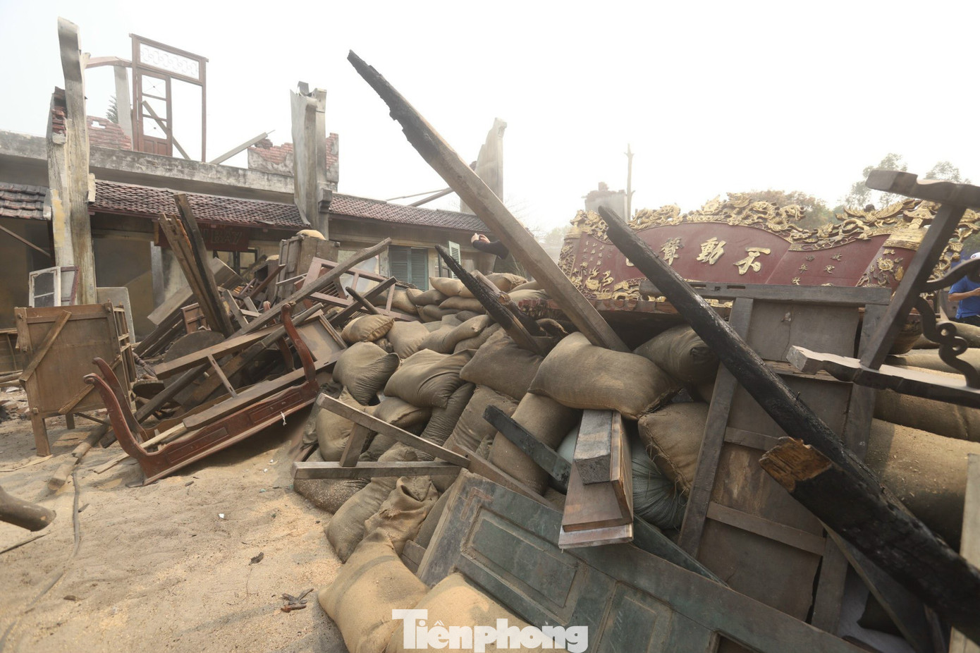 Có những người nhìn bức ảnh bối cảnh rồi than vãn bao tải dựng lại không giống ký ức của họ ở chiến lũy ngày xưa. “Chúng ta nên biết rằng những chiếc bao tải này ở mỗi khu phố khác nhau. Không có lý do gì để chúng tôi phải giải thích bao tải này ở đâu, có gì bên trong. Tôi chỉ cần làm hết sức để mọi người hiểu chúng ở đó thực sự có vai trò gì”, đạo diễn Phi Tiến Sơn nói.