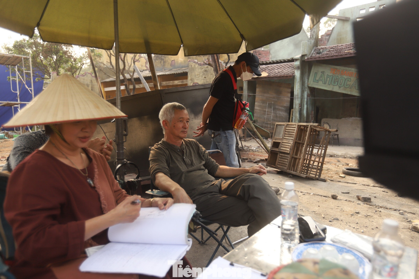 Đạo diễn Phi Tiến Sơn ở bối cảnh quay Đào, phở và piano. Ảnh: Nguyên Khánh. Đạo diễn Phi Tiến Sơn ở bối cảnh quay Đào, phở và piano. Ảnh: Nguyên Khánh.