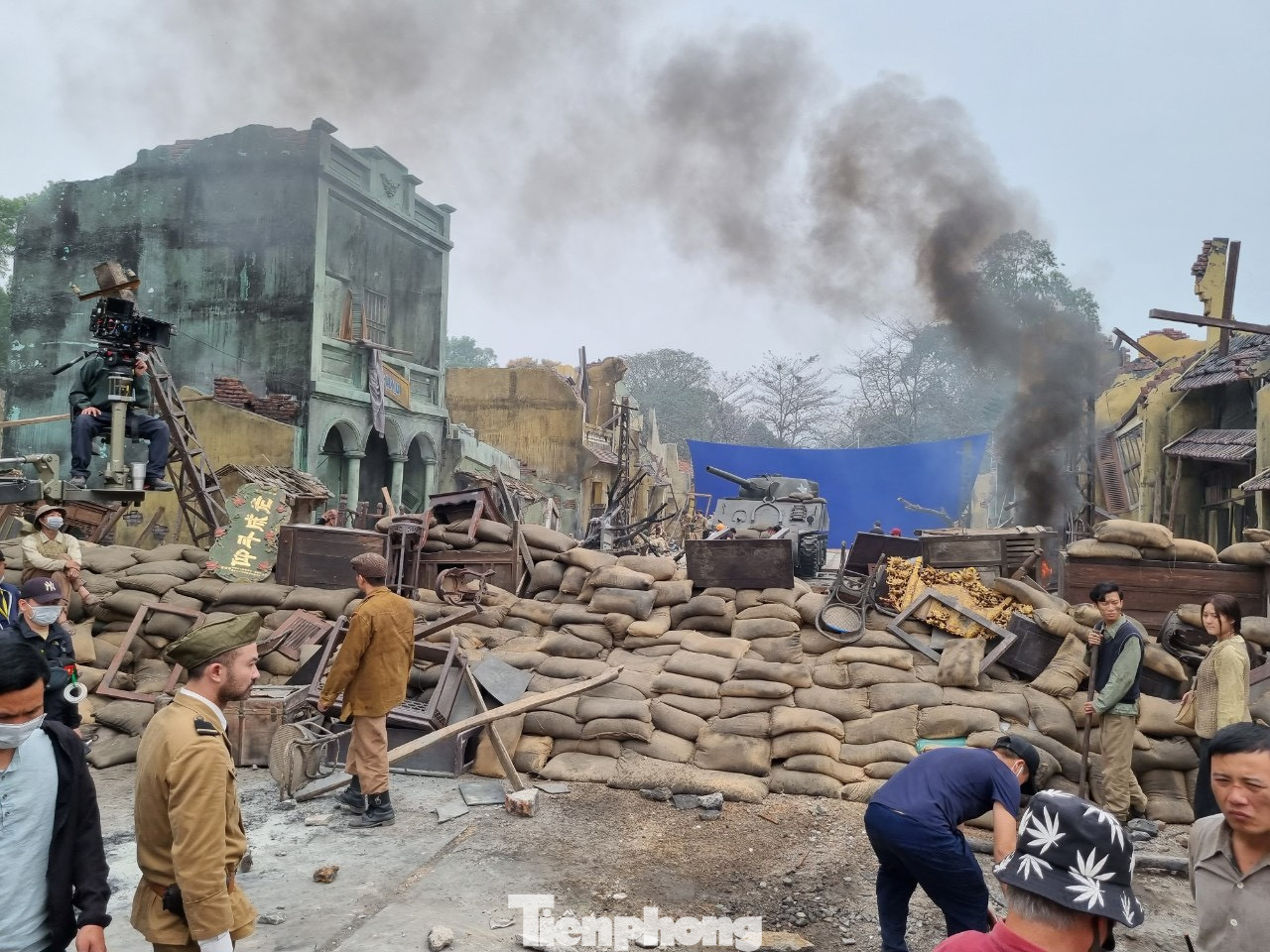 Đoàn làm phim phục dựng khu phố cổ dài 120m, đường và vỉa hè lên tới 15m chiều rộng, hai dãy nhà san sát hai bên được hình thành từ phác thảo, dựng sa bàn cho tới dựng bối cảnh. Khoảng 60 người tham gia thiết kế, họa sĩ và thi công trong vài tháng. Phim trường đặt tại doanh trại bộ đội cũ cạnh hồ Đại Lải (Vĩnh Phúc).