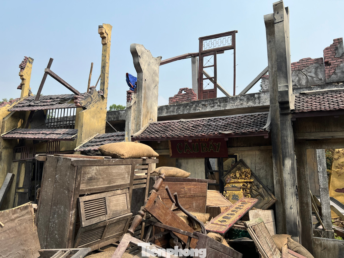 Cuộc chiến đấu trong 60 ngày đêm máu và hoa là cuộc chiến đấu đặc biệt. Đạo diễn Phi Tiến Sơn chọn gói câu chuyện phim Đào, phở và piano trong một ngày đêm 17/2/1947. Phim xoay quanh đôi tình nhân trẻ vượt qua hoàn cảnh gian khó để gặp lại nhau, kịp cưới nhau và sống đời vợ chồng trước khi chia xa.