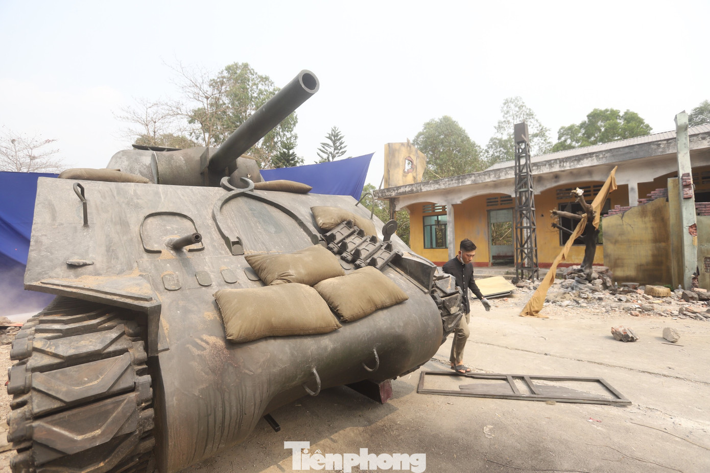 Chất liệu xốp, cao su non, gỗ dán... được đưa vào dựng nhà để những mảng tường sập xuống vừa đảm bảo kỹ xảo điện ảnh, vừa đảm bảo an toàn cho diễn viên.