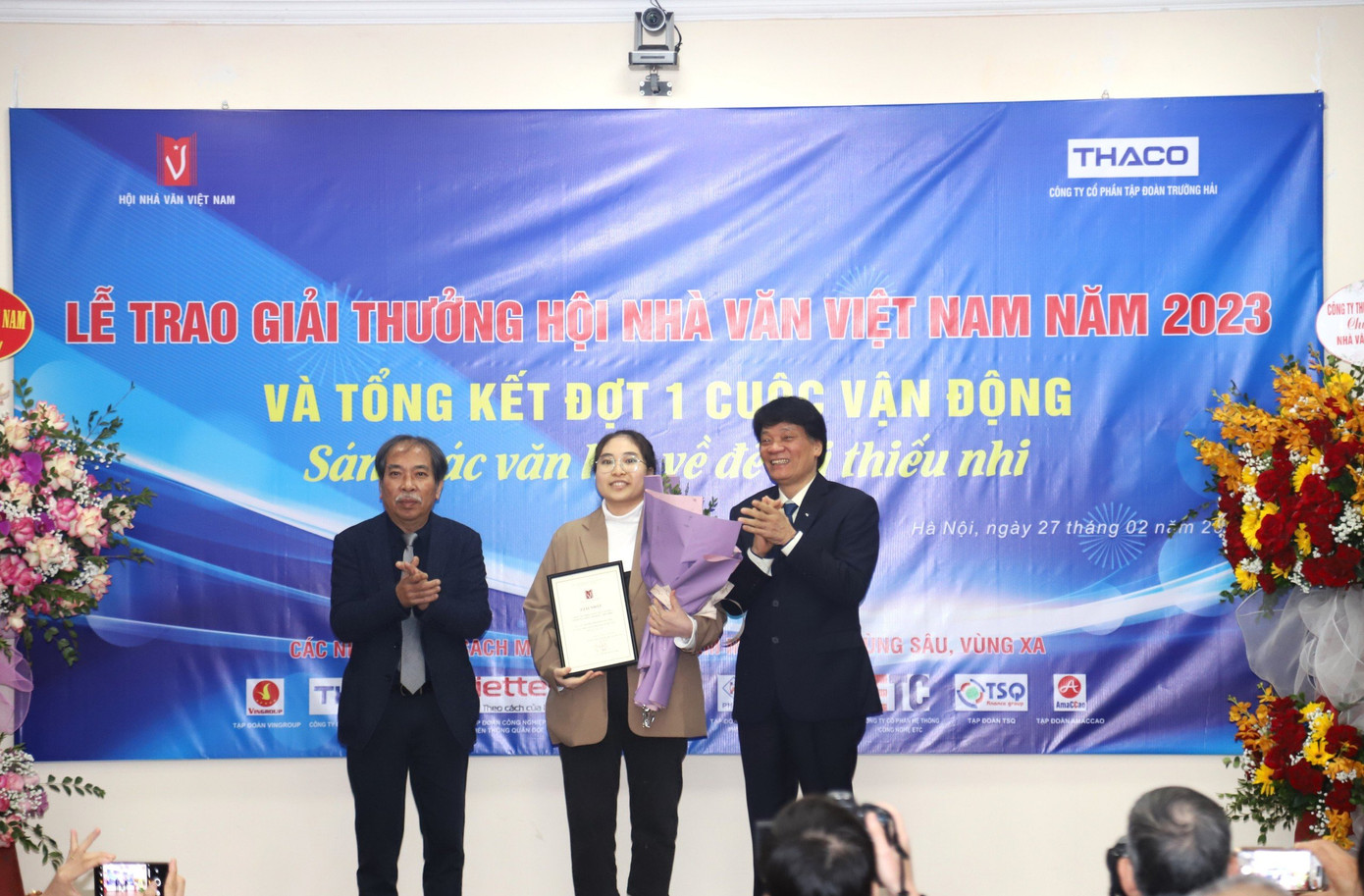 Giải A cho tác giả Dương Thị Thảo Nguyên trong cuộc vận động viết về đề tài cho thiếu nhi. Ảnh: Nguyễn Đình Trung. Giải A cho tác giả Dương Thị Thảo Nguyên trong cuộc vận động viết về đề tài cho thiếu nhi. Ảnh: Nguyễn Đình Trung.