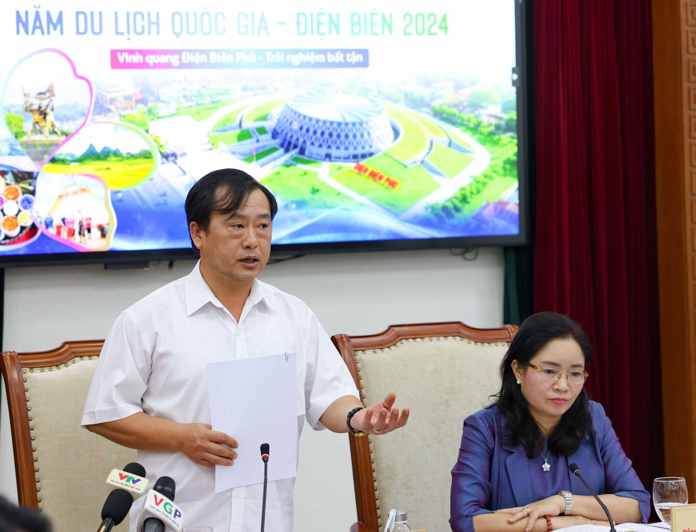 Thứ trưởng Bộ VHTTDL Trịnh Thị Thủy và ông Vừ A Bằng - Phó chủ tịch UBND tỉnh Điện Biên - chủ trì họp báo Năm du lịch quốc gia - Điện Biên 2024. Ảnh: Thanh Tùng.