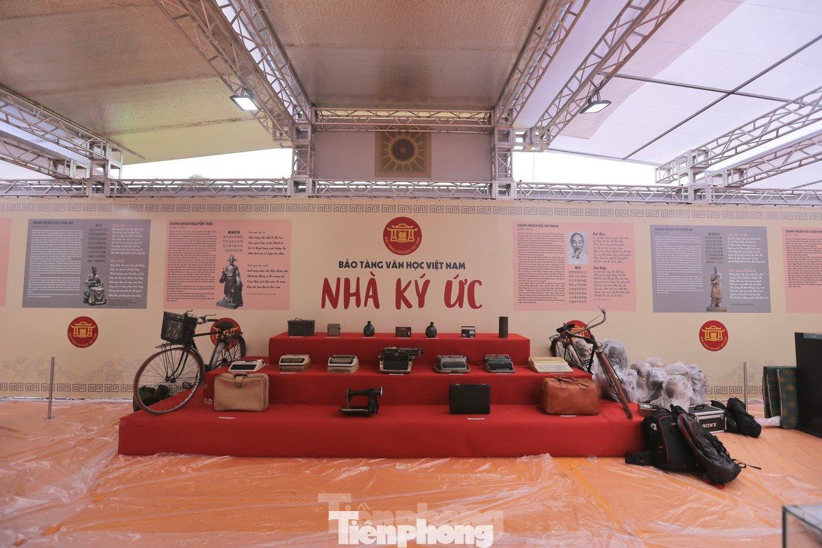 Nhà ký ức được dựng lần đầu tiên trong năm 2023 tại Ngày thơ Việt Nam ở Hoàng thành Thăng Long. Ảnh: Duy Phạm.