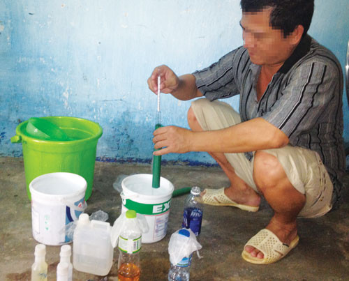 Trong nháy mắt, hóa chất pha với nước lã cho ra đủ loại rượu . Trong nháy mắt, hóa chất pha với nước lã cho ra đủ loại rượu