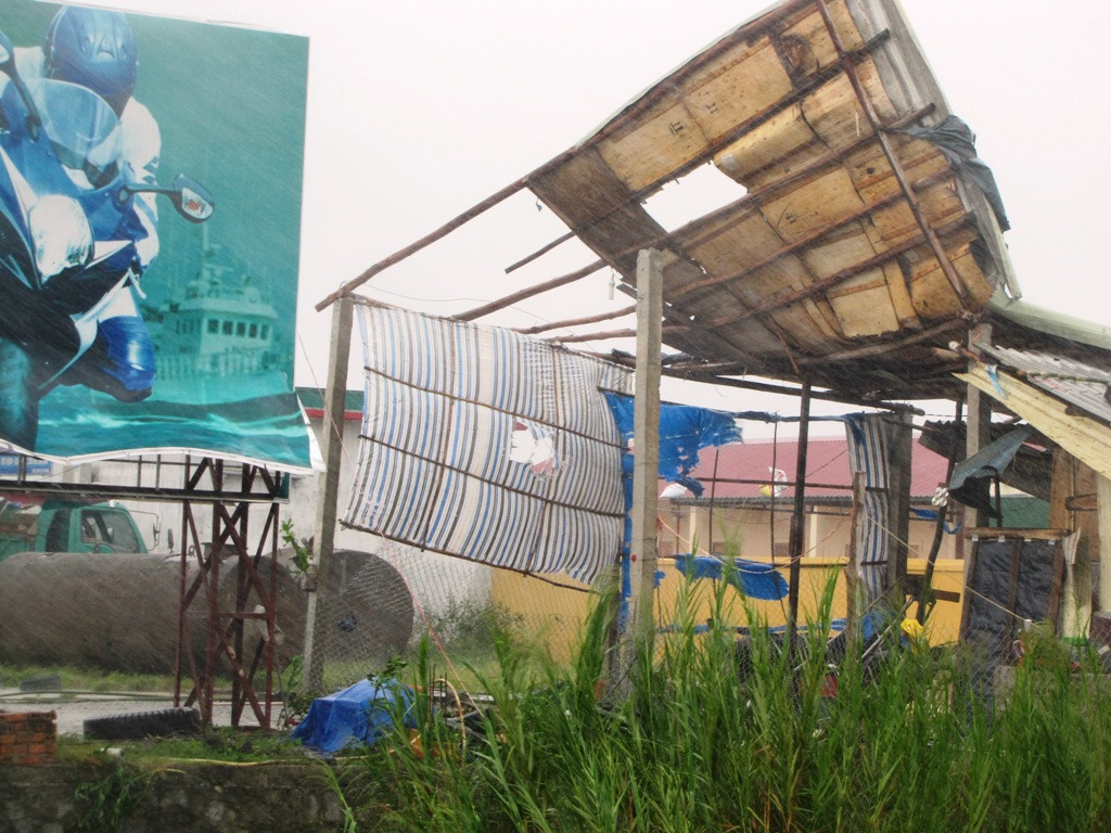 Mái nhà xưởng cơ khí bị bật tung