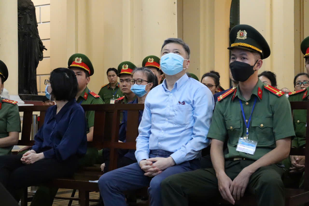 Chồng bà Trương Mỹ Lan là bị cáo Chu Lập Cơ và các bị cáo tại phiên tòa. Ảnh: Tân Châu Chồng bà Trương Mỹ Lan là bị cáo Chu Lập Cơ và các bị cáo tại phiên tòa. Ảnh: Tân Châu