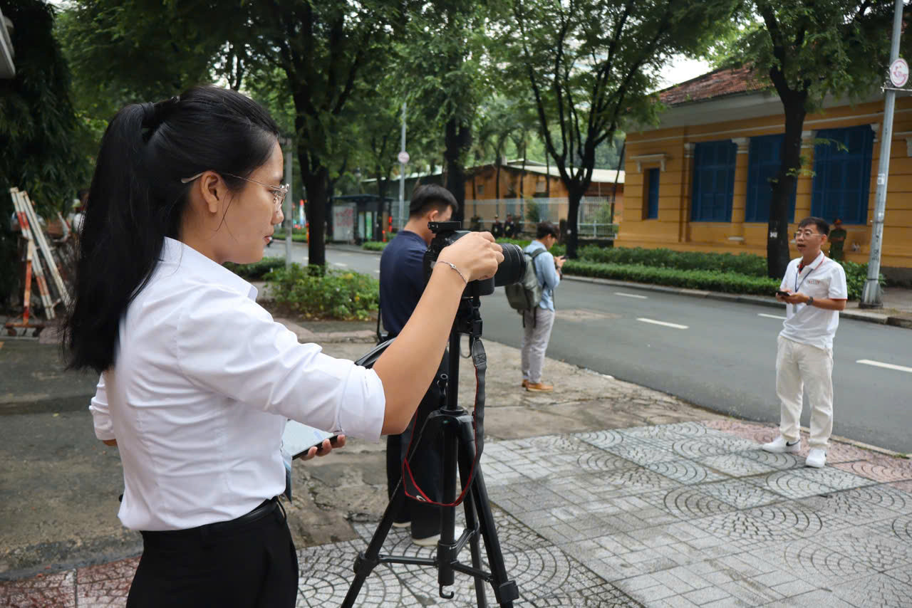Báo chí tác nghiệp đối diện khuôn viên tòa án. Ảnh: Tân Châu Báo chí tác nghiệp đối diện khuôn viên tòa án. Ảnh: Tân Châu