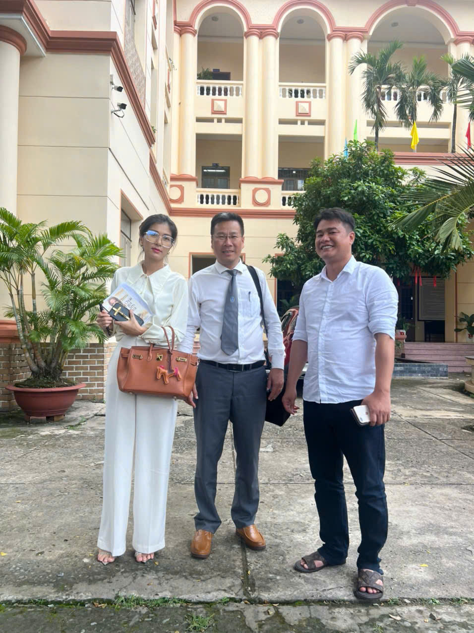 Ông Tấn (bìa phải) và luật sư Trần Bá Học (bảo vệ quyền và lợi ích hợp pháp cho ông Tấn) tại khuôn viên tòa án ngày 8/8. Ông Tấn (bìa phải) và luật sư Trần Bá Học (bảo vệ quyền và lợi ích hợp pháp cho ông Tấn) tại khuôn viên tòa án ngày 8/8.