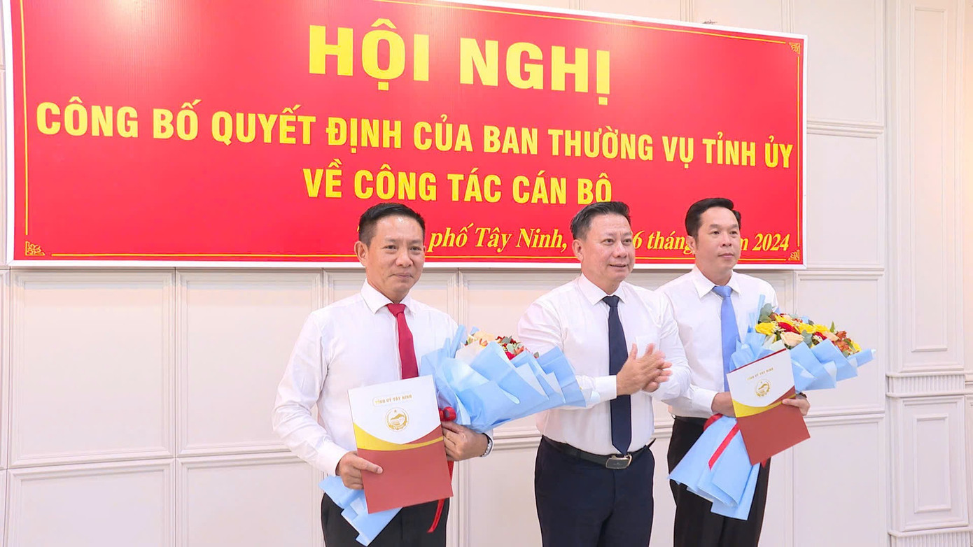 Tân Chủ tịch UBND TP Tây Ninh ông Nguyễn Thái Bình (bìa phải).