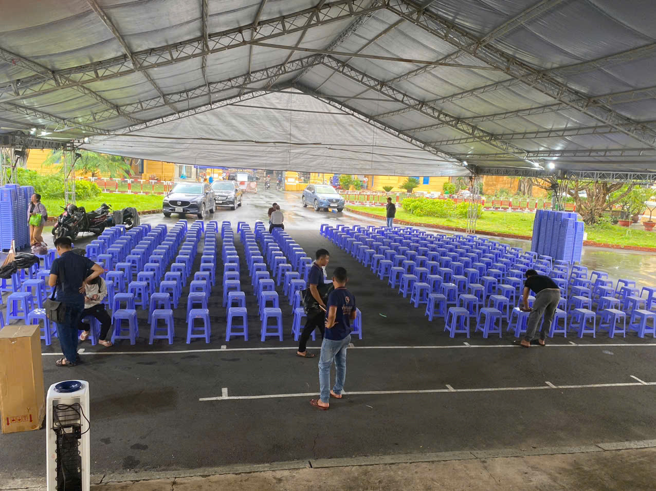 Tòa án dựng rạp ngay trong khuôn viên tòa án. Ảnh: Tân Châu