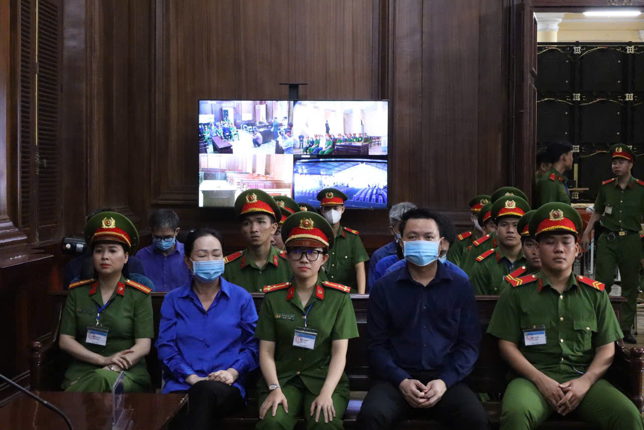 Bà Trương Mỹ Lan và các bị cáo tại phiên tòa sáng 30/9. Ảnh: Tân Châu