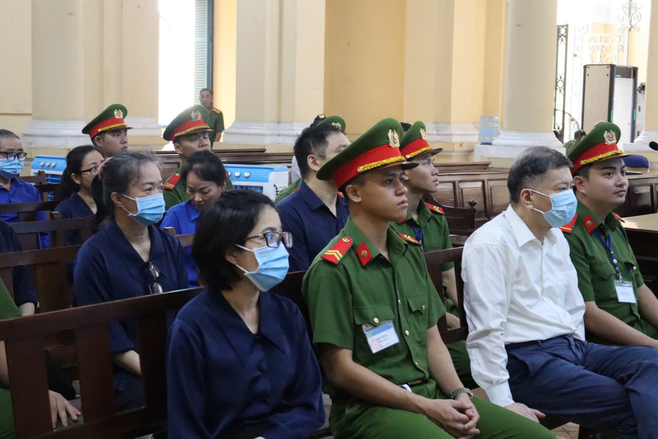 Các bị cáo tại phiên tòa ngày 30/9. Ảnh: Tân Châu