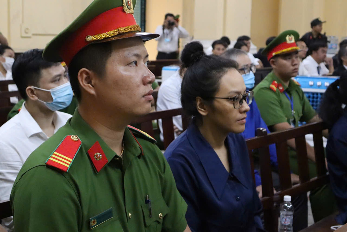 Cháu gái bà Trương Mỹ Lan là bị cáo Trương Huệ Vân tại phiên tòa giai đoạn 2 vụ án Vạn Thịnh Phát. Ảnh: Tân Châu. Cháu gái bà Trương Mỹ Lan là bị cáo Trương Huệ Vân tại phiên tòa giai đoạn 2 vụ án Vạn Thịnh Phát. Ảnh: Tân Châu.