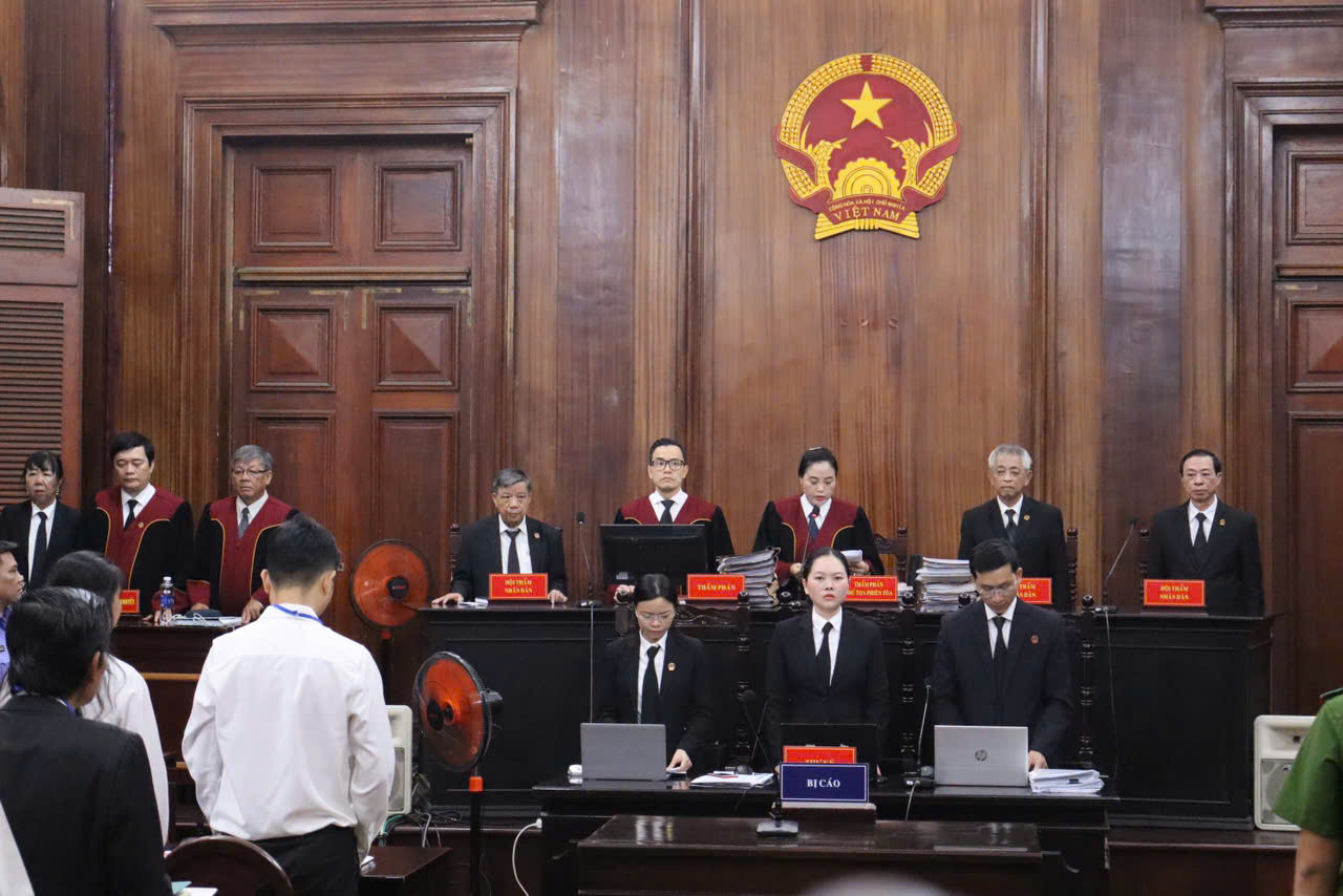 HĐXX phiên tòa Vạn Thịnh Phát giai đoạn 2. Ảnh: Tân Châu. HĐXX phiên tòa Vạn Thịnh Phát giai đoạn 2. Ảnh: Tân Châu.