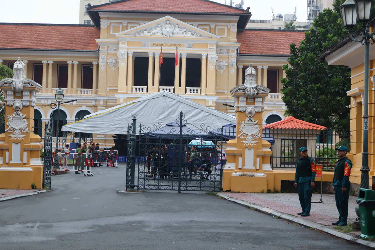 Tòa án sáng nay 19/9. Ảnh: Tân Châu Tòa án sáng nay 19/9. Ảnh: Tân Châu