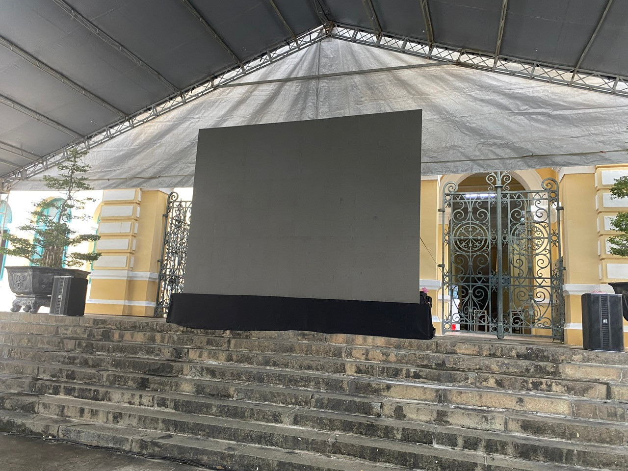 Ở khuôn viên sân tòa, Tòa án dựng màn hình lớn để truyền hình ảnh từ phòng xử án ra. Ảnh: Tân Châu.