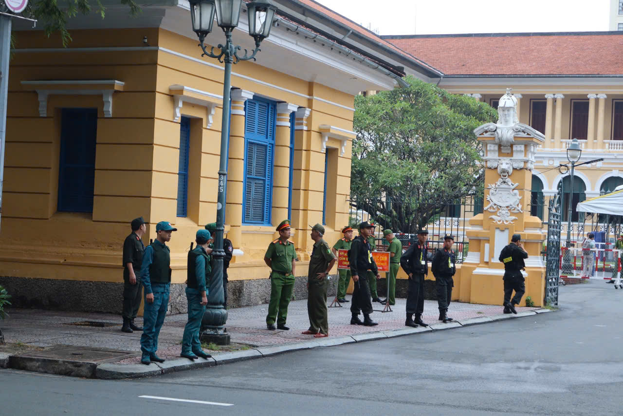 Lực lượng an ninh trước cổng tòa án. Ảnh: Tân Châu Lực lượng an ninh trước cổng tòa án. Ảnh: Tân Châu
