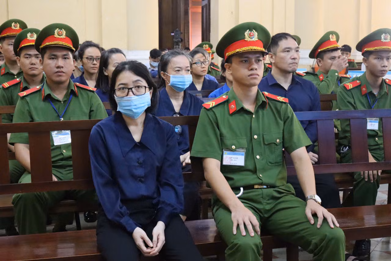 Các bị cáo tại phiên tòa sáng nay 23/9. Ảnh: Tân Châu