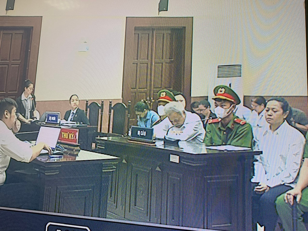 Một góc phiên tòa sáng nay 6/9. Ảnh chụp qua màn hình. Một góc phiên tòa sáng nay 6/9. Ảnh chụp qua màn hình.