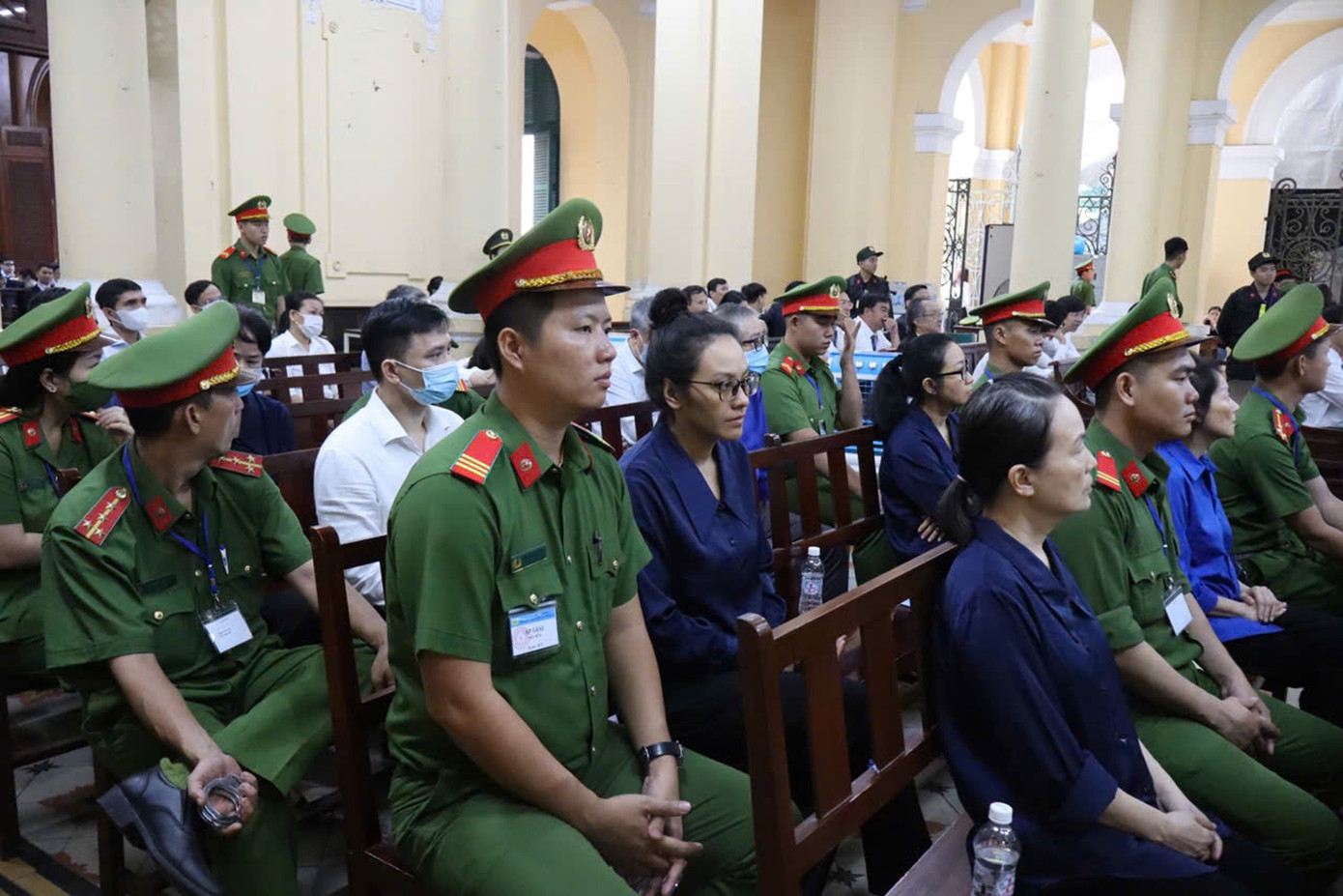 Bị cáo Trương Huệ Vân và các bị cáo tại phiên tòa. Ảnh: Tân Châu