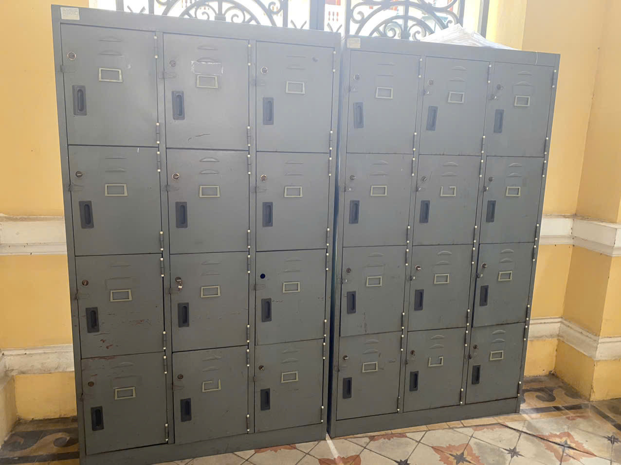 Tủ đựng vật dụng của người tham gia phiên tòa. Ảnh: Tân Châu