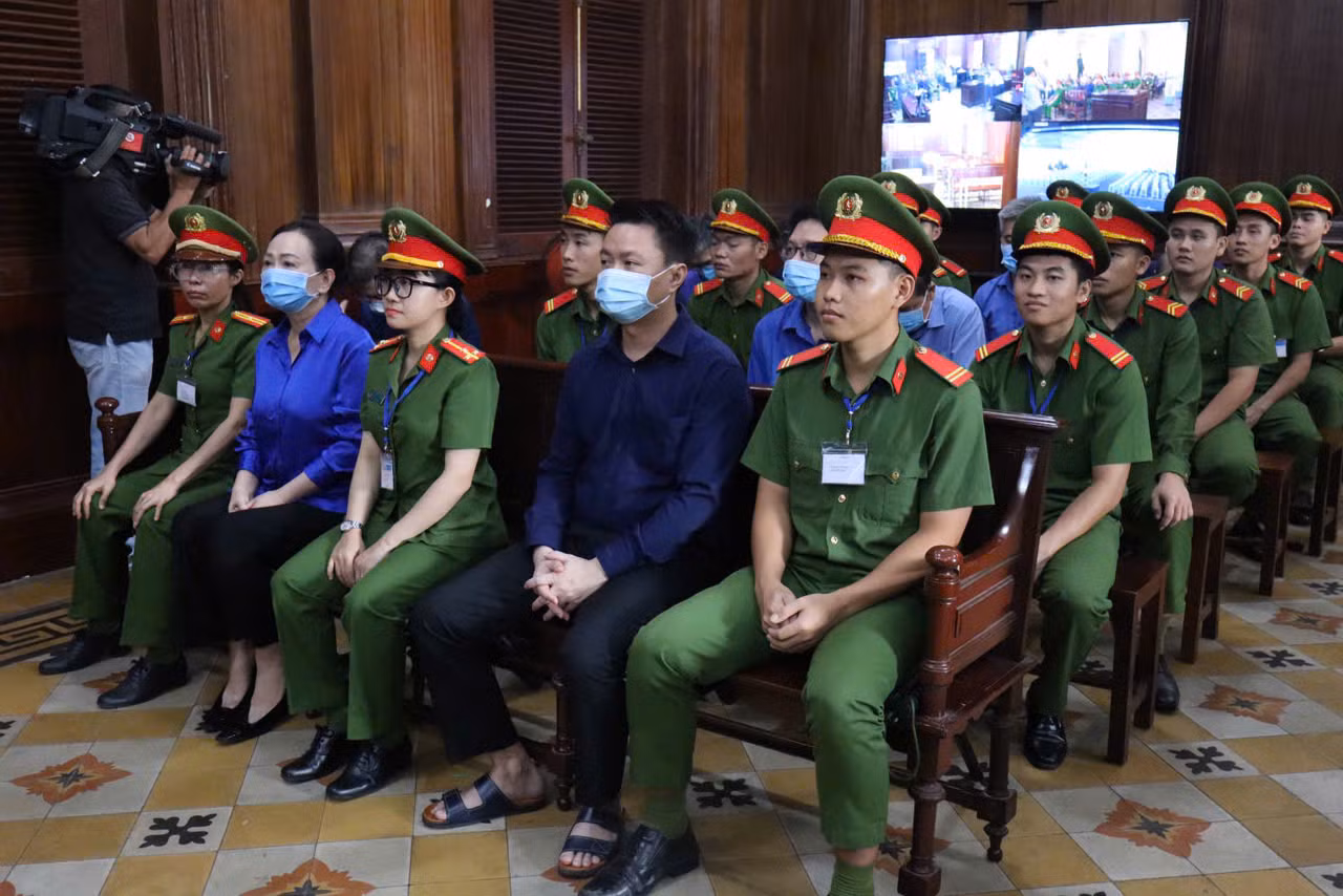 Các bị cáo tại phiên tòa sáng 23/9. Ảnh: Tân Châu