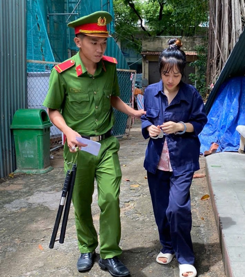 Dẫn giải bị cáo Lê Thị Duyên về trại tạm giam sau phiên tòa.