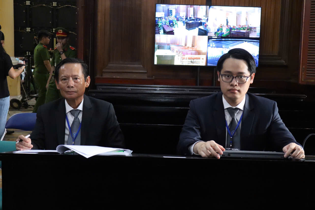 Luật sư Phan Trung Hoài (trái) và luật sư Phan Minh Hoàng là 2 trong số 4 luật sư bào chữa cho bà Trương Mỹ Lan tại phiên tòa sáng 30/9. Ảnh: Tân Châu