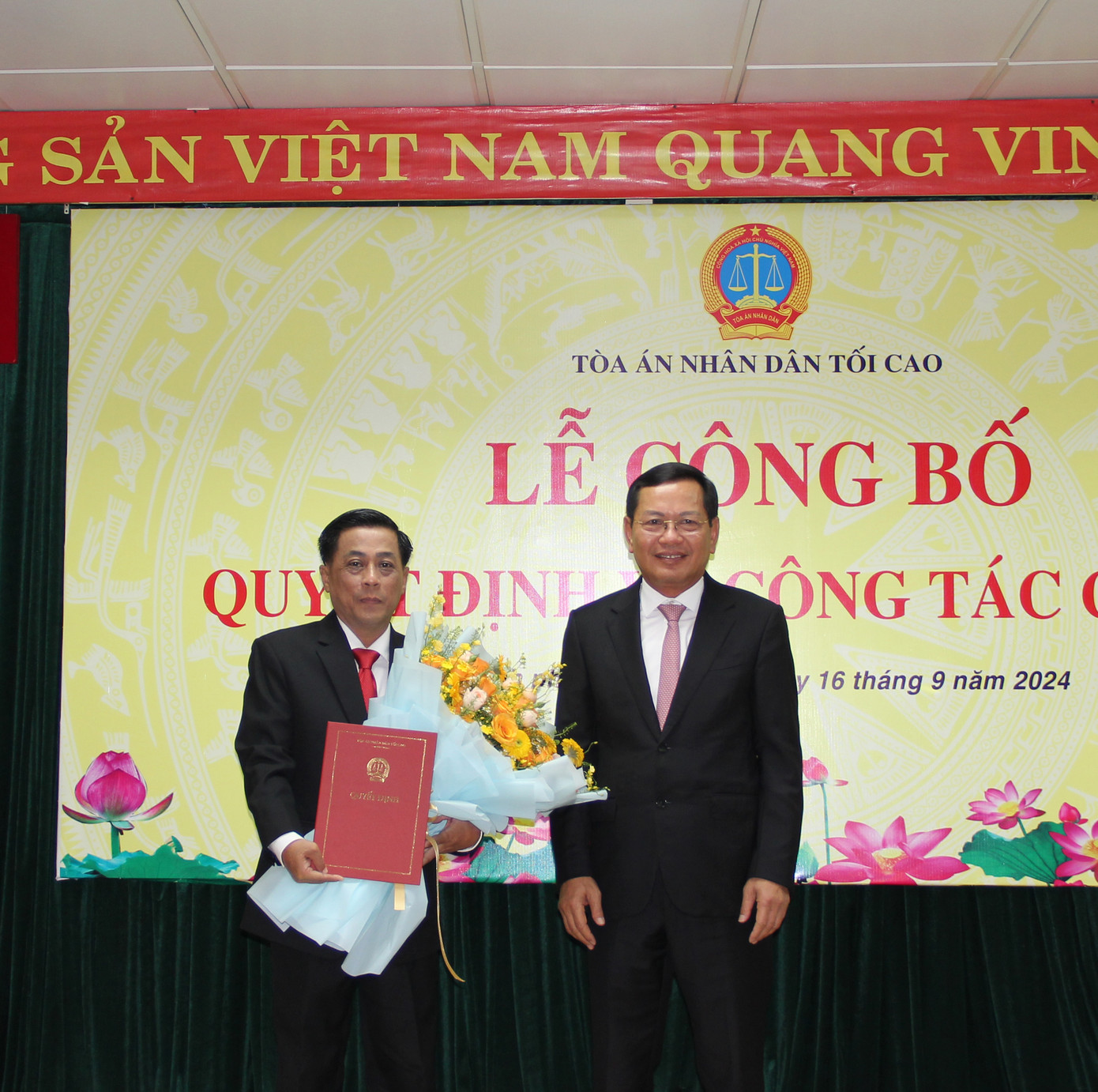 Ông Trần Kiến Xương (trái) nhận quyết định bổ nhiệm và hoa chúc mừng tại buổi lễ Ông Trần Kiến Xương (trái) nhận quyết định bổ nhiệm và hoa chúc mừng tại buổi lễ