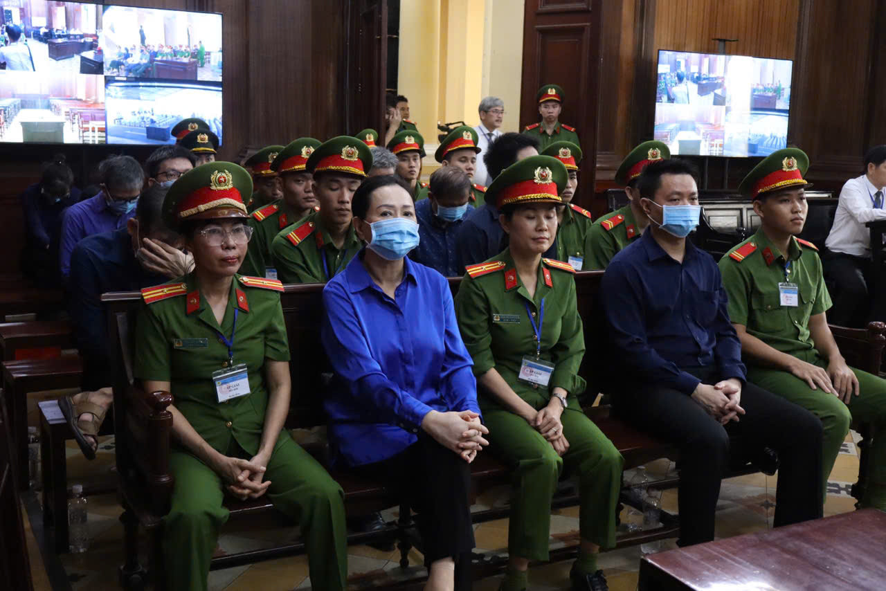 Bà Trương Mỹ Lan và các bị cáo tại phiên tòa sáng nay 25/9. Ảnh: Tân Châu Bà Trương Mỹ Lan và các bị cáo tại phiên tòa sáng nay 25/9. Ảnh: Tân Châu