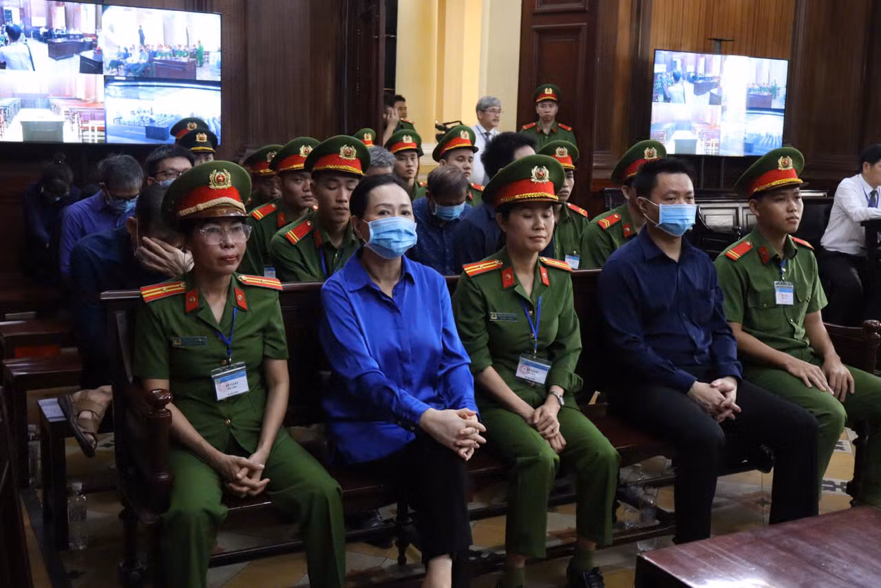 Bà Trương Mỹ Lan và các bị cáo tại phiên tòa. Ảnh: Tân Châu.