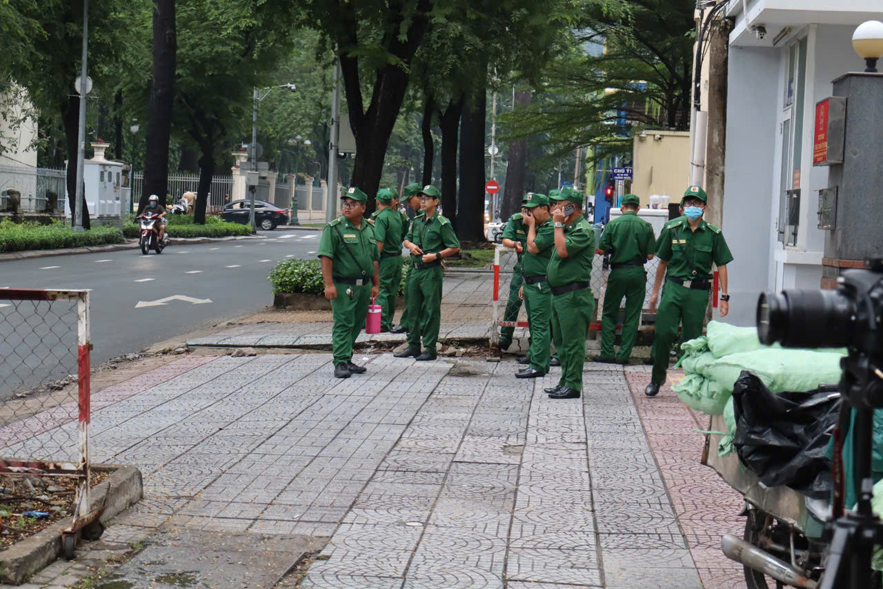 Lực lượng bảo vệ ANTT bên ngoài tòa án. Ảnh: Tân Châu Lực lượng bảo vệ ANTT bên ngoài tòa án. Ảnh: Tân Châu