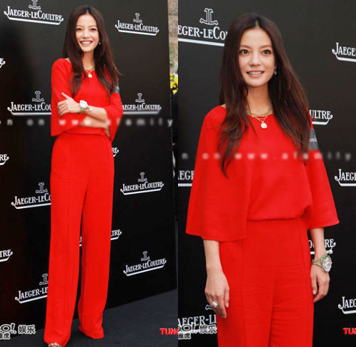 Linh Nga rực rỡ trong bộ jumpsuit suông màu đỏ. Trong khi đó, chiếc jumpsuit suông màu trắng lại tôn lên vẻ trang nhã của Ngọc Quyên. "Búp bê 9X" Ngọc Trinh cũng diện một chiếc jump trắng y hệt. Có vẻ như Ngọc Trinh khá chuộng loại trang phục này. Hồ Ngọc Hà diện jump suông khoe chân dài miên man. Người đẹp Trương Thị May nổi bật trong bộ jump màu xanh. Mỹ nhân Hoa ngữ Lâm Tâm Như cũng tỏ ra mê mẩn phong cách thời trang này. "Én nhỏ" Triệu Vy " trẻ trung và quyến rũ. Bộ jump suông màu nude làm tôn dáng và vẻ kiêu sa của Thư Kỳ. Dàn sao Hollywood thi nhau khoe dáng với jumpsuit suông.